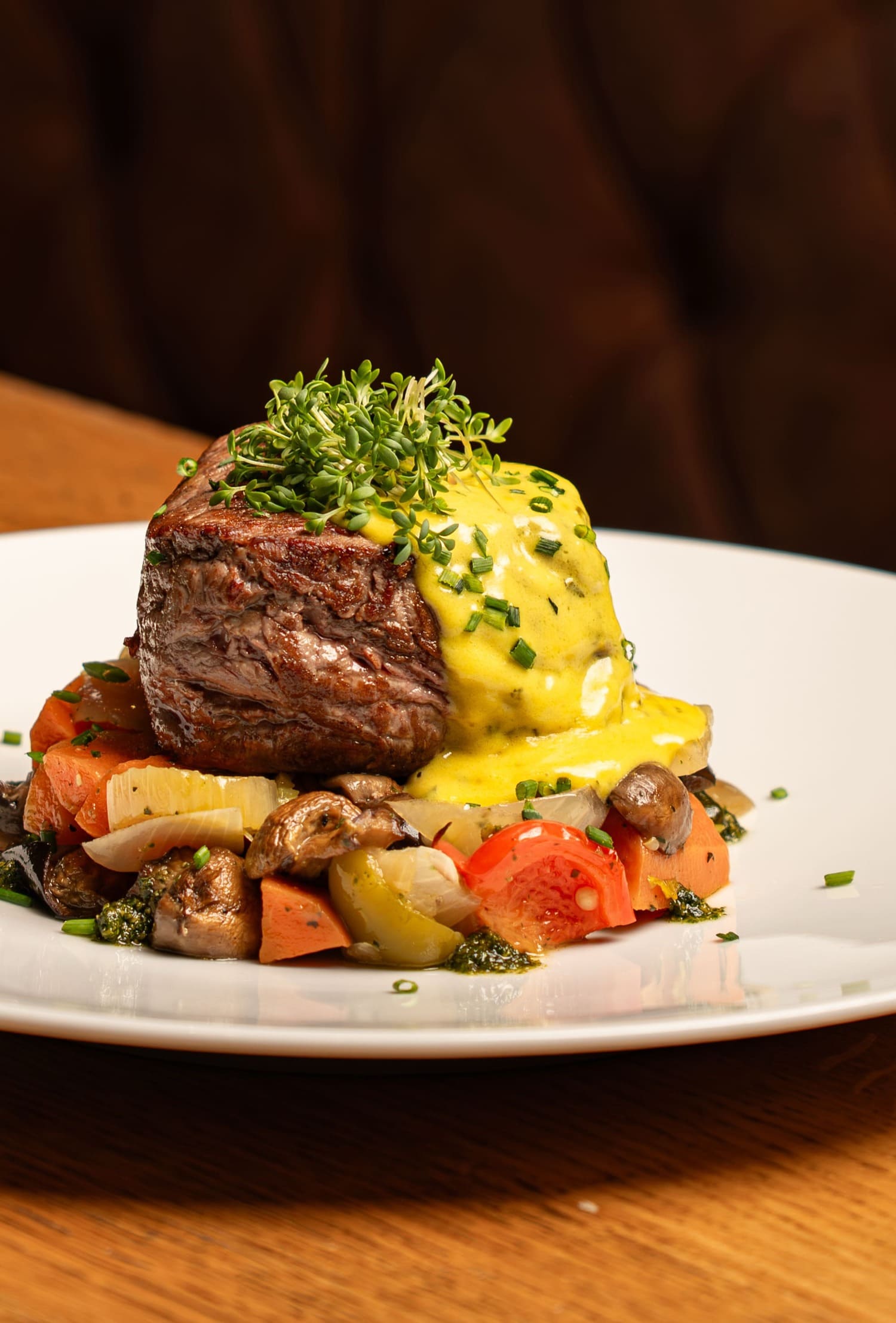 Stimmungsvoll gedeckter Tisch für eine exklusive Weihnachtsfeier in Hamburg