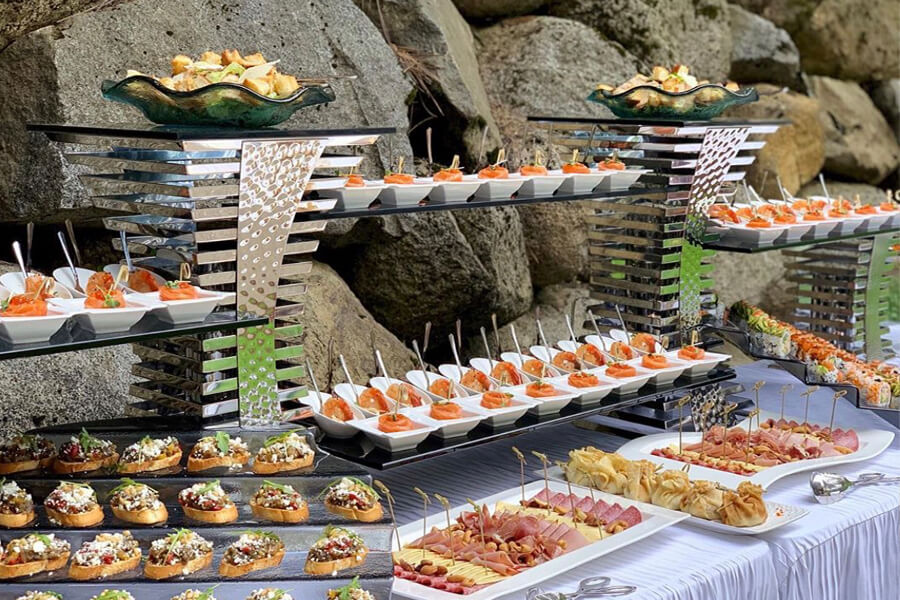 Asiatische Dumplings mit goldbraunem Tuille-Knusperblatt und Frühlingsgemüse