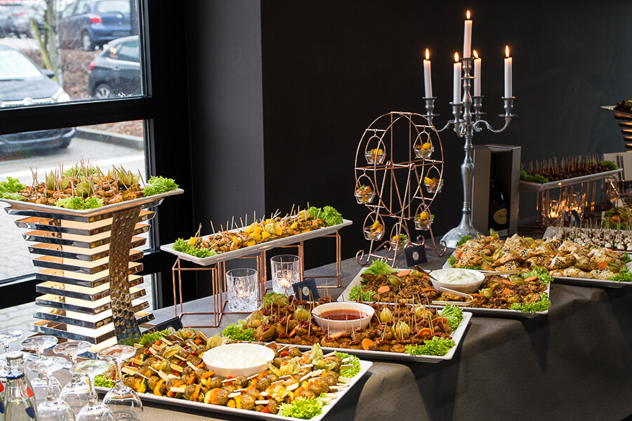 Feines Rindertatar mit Kimchi, geröstetem Brioche und Frühlingszwiebel