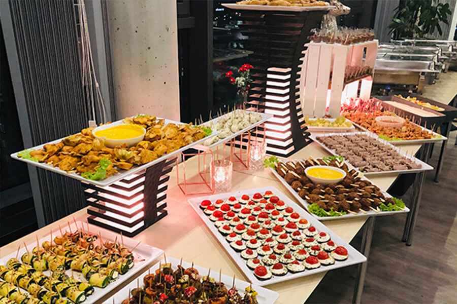 Nigiri-Sushi Variation mit Edelfisch und Avocado auf schwarzem Teller