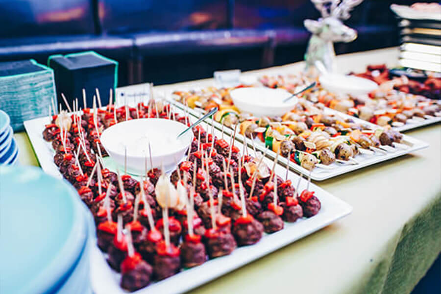 Asiatische Dumpling-Suppe mit Frühlingszwiebel und Gemüse