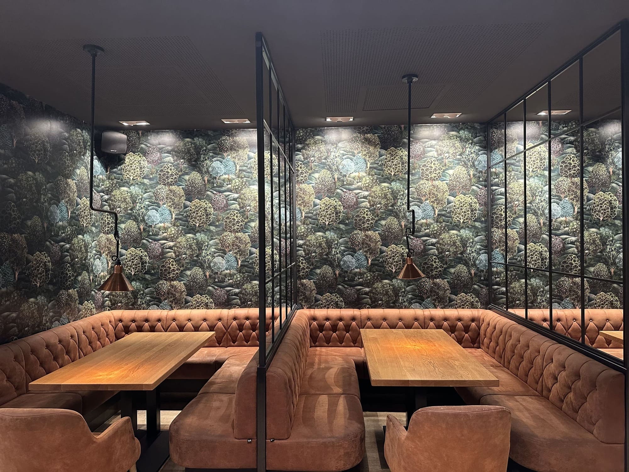 Hand veredelt edles Sushi im Fine Dining Restaurant Alsterinsel in Hamburg