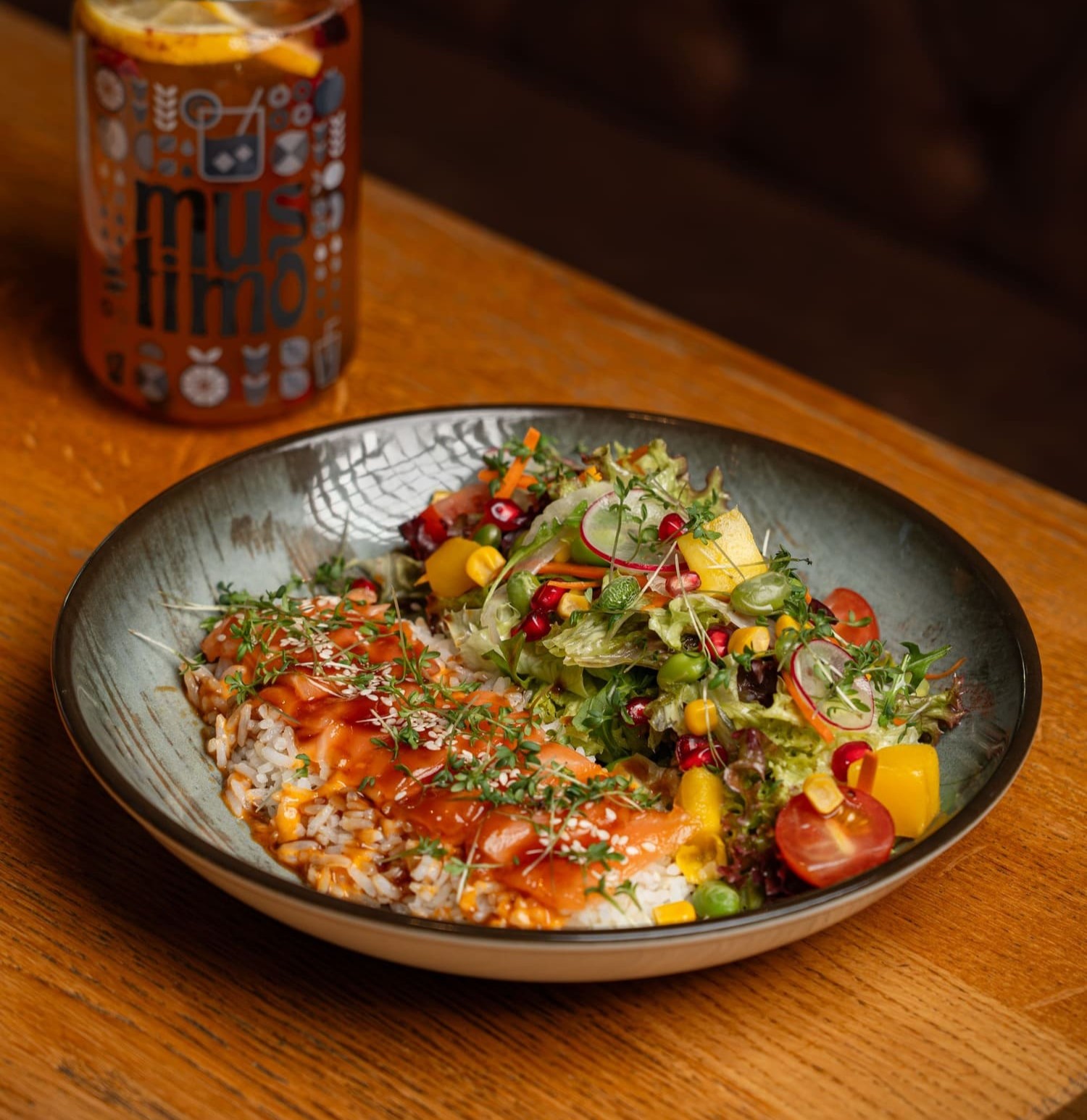 Kunstvoll angerichtete Vorspeise auf japanischem Porzellanteller im Fine Dining Restaurant Alsterinsel Hamburg