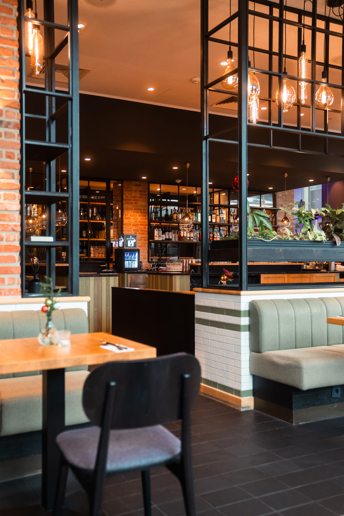 Küchenchef der Alsterinsel bereitet ein Gericht im Fine Dining Restaurant in Hamburg zu