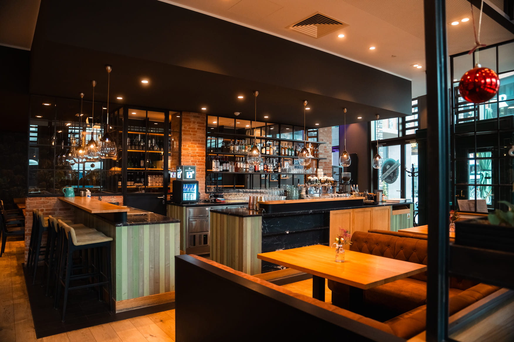 Team der Barmbeker Insel bei der Arbeit in Küche und Service