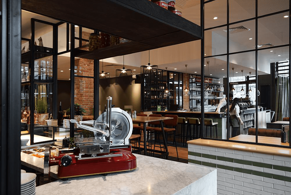 Küchenchef der Alsterinsel bereitet ein Gericht im Fine Dining Restaurant in Hamburg zu